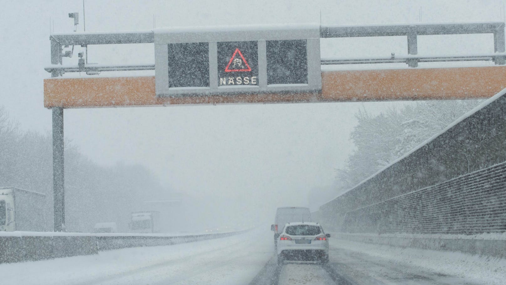 Die UBIMET-Unwetterzentrale hat für Donnerstag und Freitag in sechs Bundesländern eine rote Schneewarnung ausgegeben. (Symbolbild)