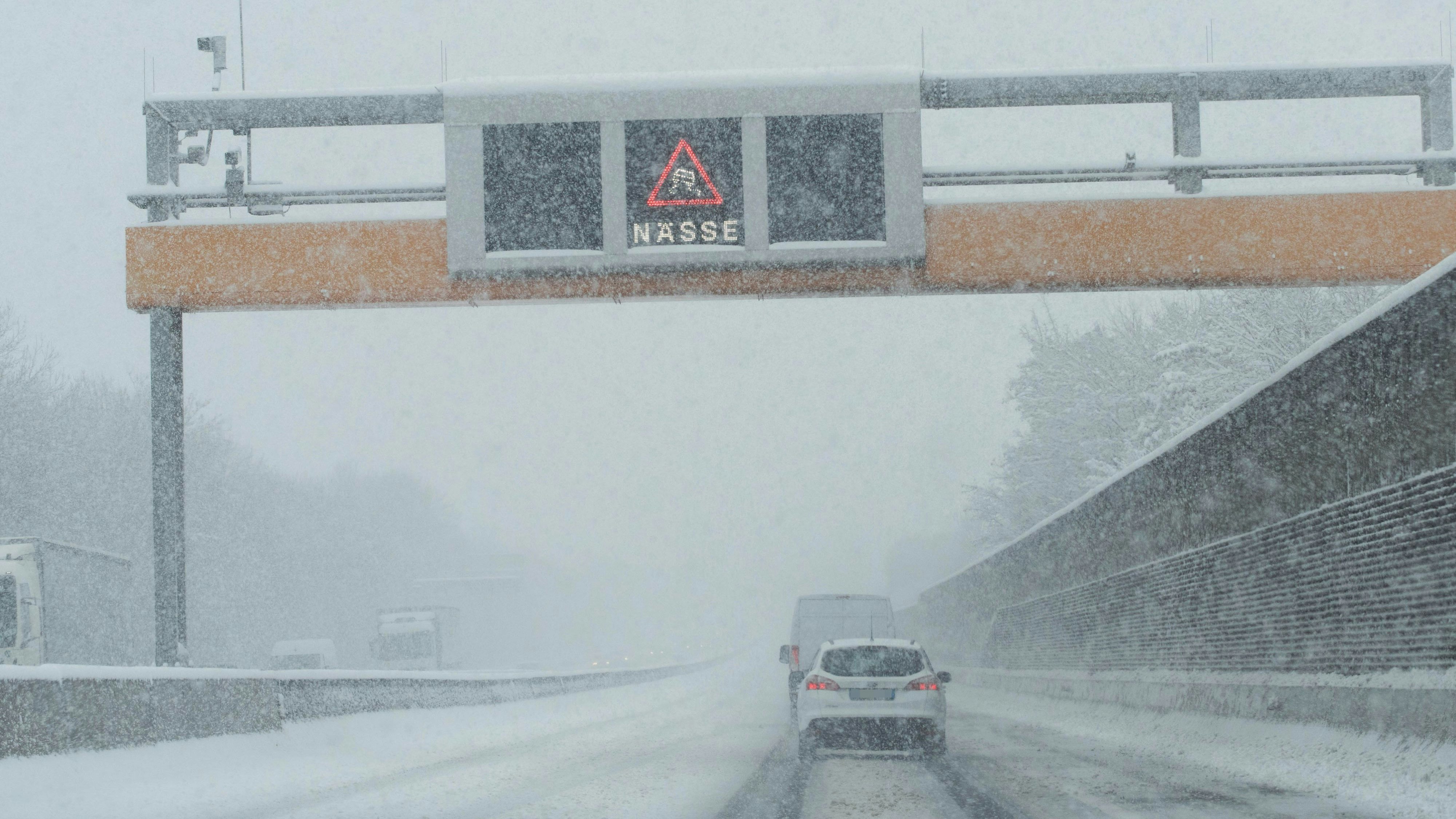 Vor allem im Süden schneit es immer wieder, im Rest Österreichs geht der Schneefall oft in Regen über.