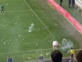 Beim Eckball kommt es in der Türkei zu hässlichen Szenen. Es hagelt Wurfgeschosse von der Tribüne.