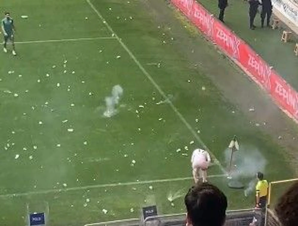 Beim Eckball kommt es in der Türkei zu hässlichen Szenen. Es hagelt Wurfgeschosse von der Tribüne.