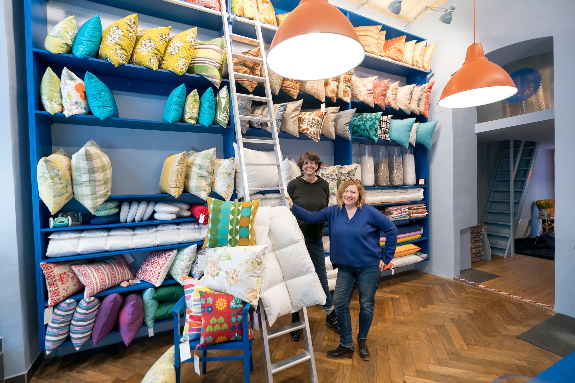 Es werden Flohmarktstoffe aufgearbeitet, Daunen gewaschen und erhalten, Decken mit Wunschwärmegrad und im Wunschformat geschneidert. Constanze Fischer und Katharina Hajos (v.l.) lieben 