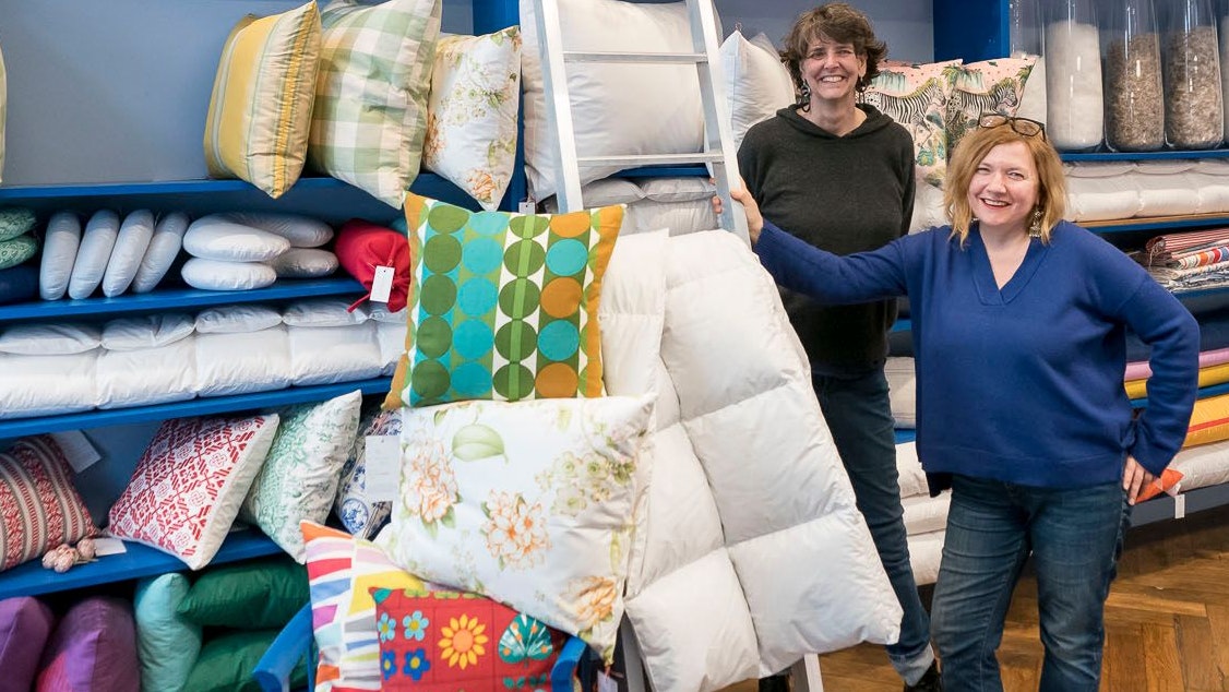 Es werden Flohmarktstoffe aufgearbeitet, Daunen gewaschen und erhalten und Decken und Polster nach Wunschwärmegrad und Wunschformat geschneidert