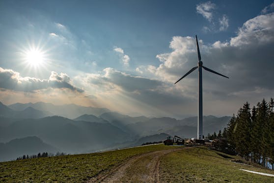 Jetzt setzt sich, so wie hier im Windpark in der Nationalpark-Gemeinde Laussa, Oberösterreich, immer mehr die Sonne durch. Symbolbild