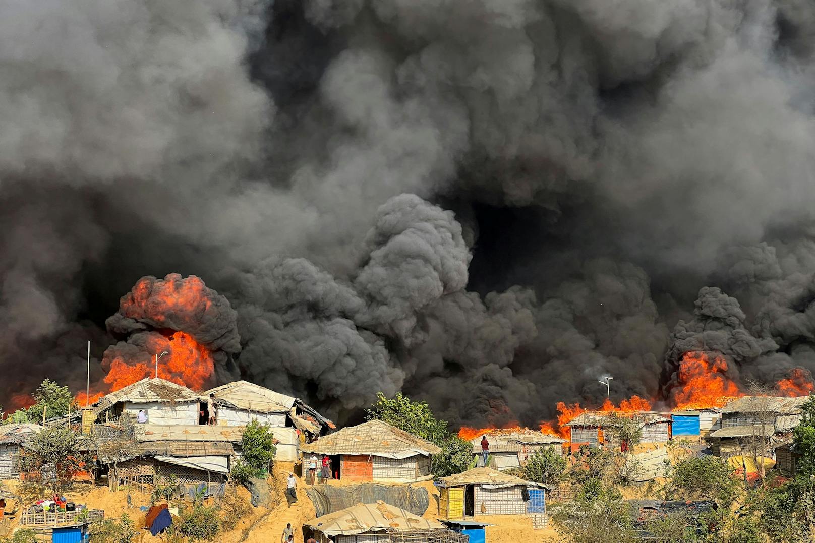 Feuer im größten Flüchtlingslager der Welt: Die Rohingya-Flüchtlinge suchen in den Brandruinen nach ihren Habseligkeiten. (5. März 2023)