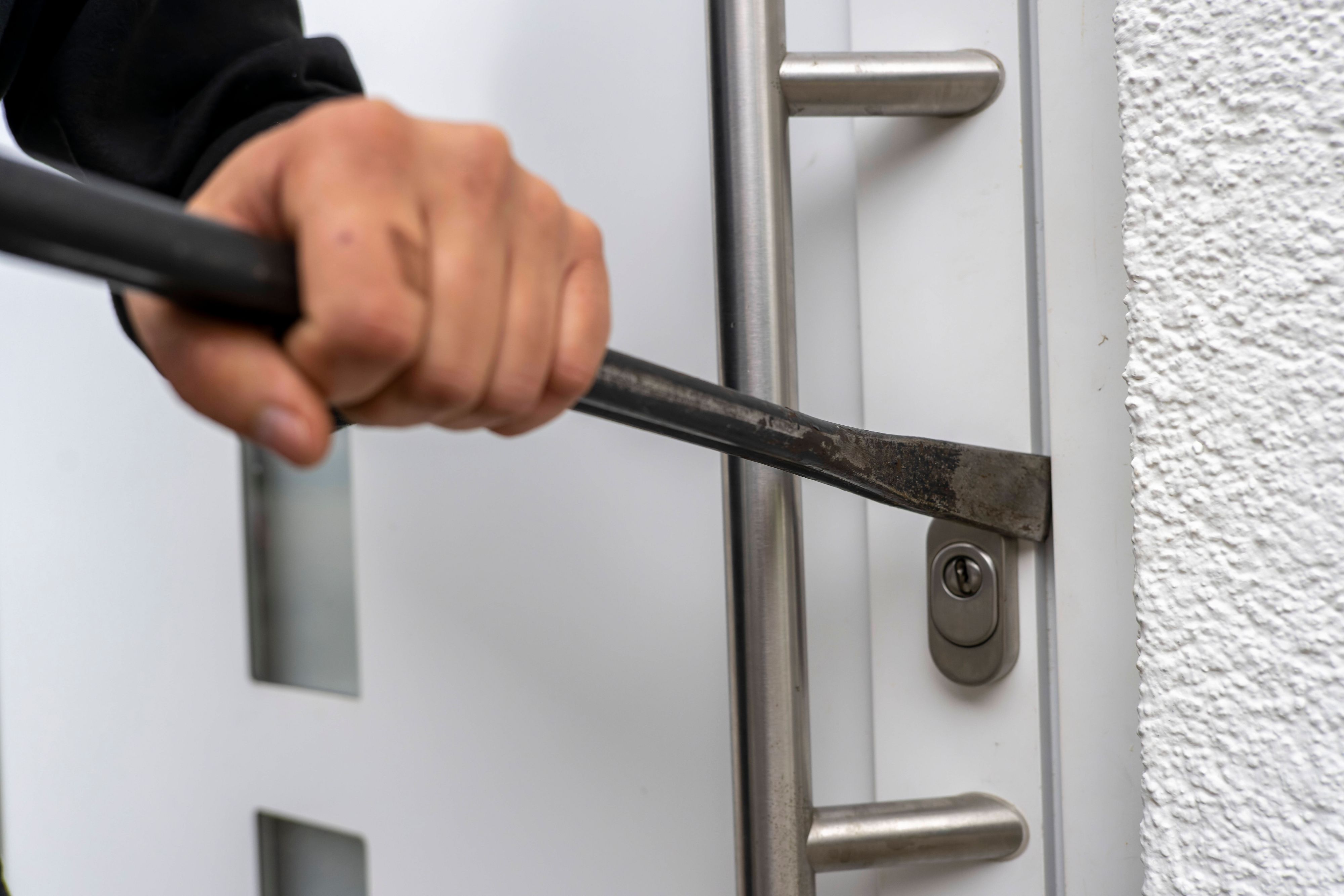 In nur einer Nacht brachen unbekannte Täter in insgesamt 13 Gebäude ein.