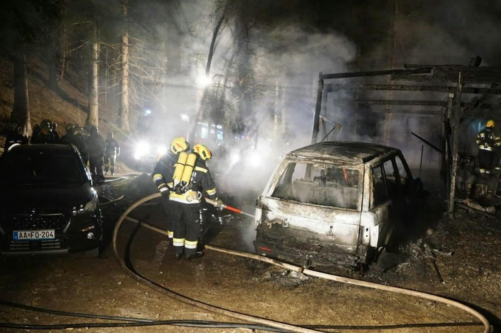 Mehrere Fahrzeuge wurden zerstört.