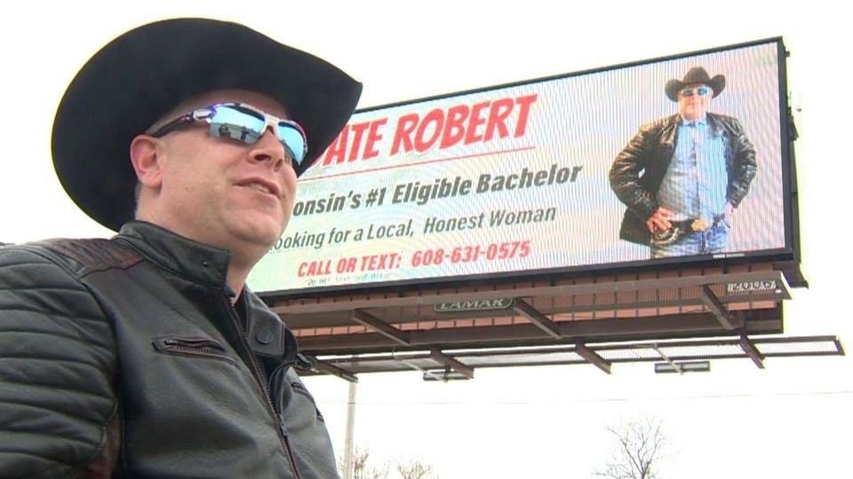 Junggeselle Robert hat ein Werbeplakat mit seinem Konterfei aufstellen lassen.