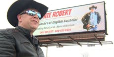 Robert (43) sucht mit Werbeplakat nach seiner Traumfrau