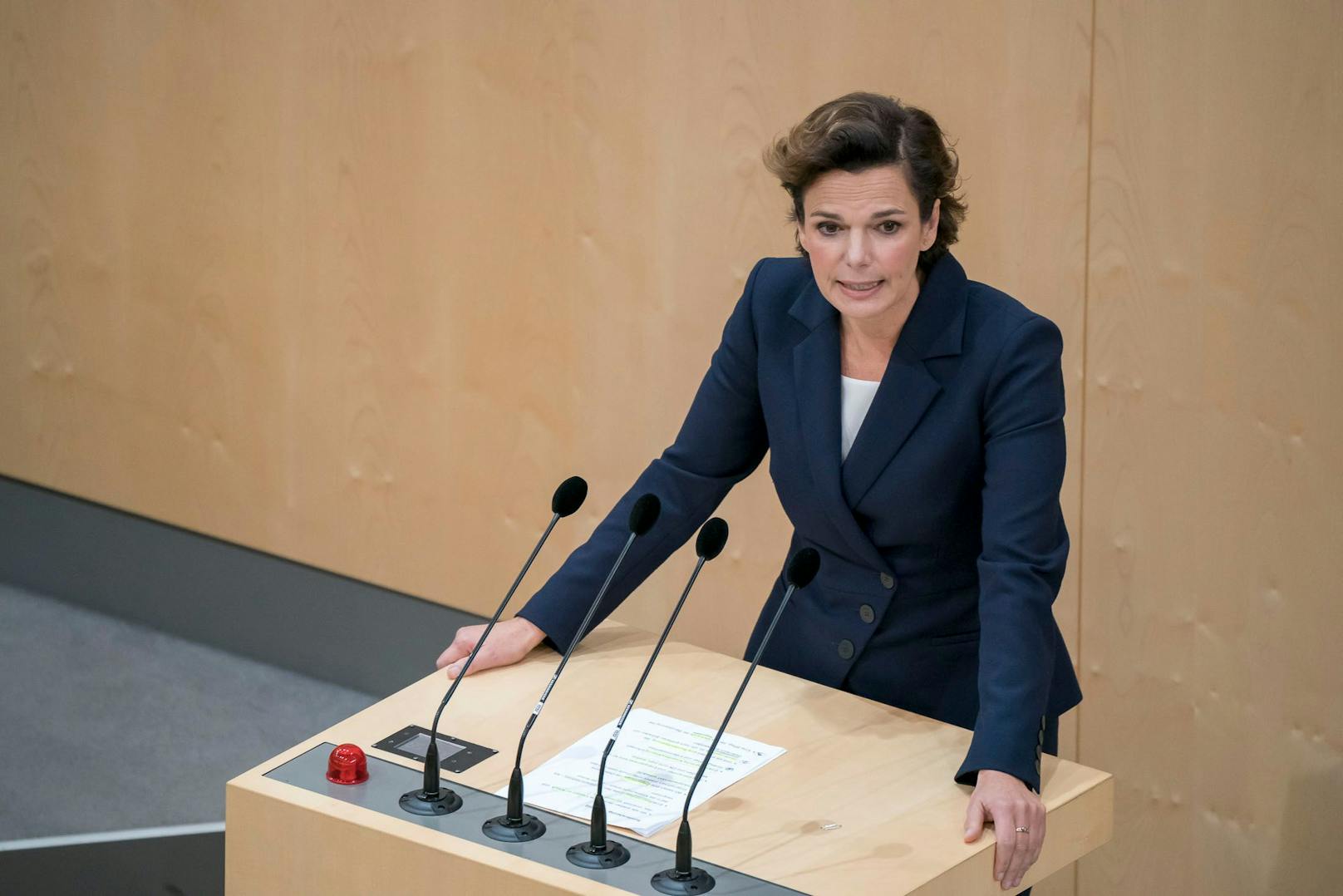 SPÖ-Chefin Pamela Rendi-Wagner schmerzt das Ergebnis der wahl, die SPÖ sieht sie aber als Nummer 1 bestätigt.