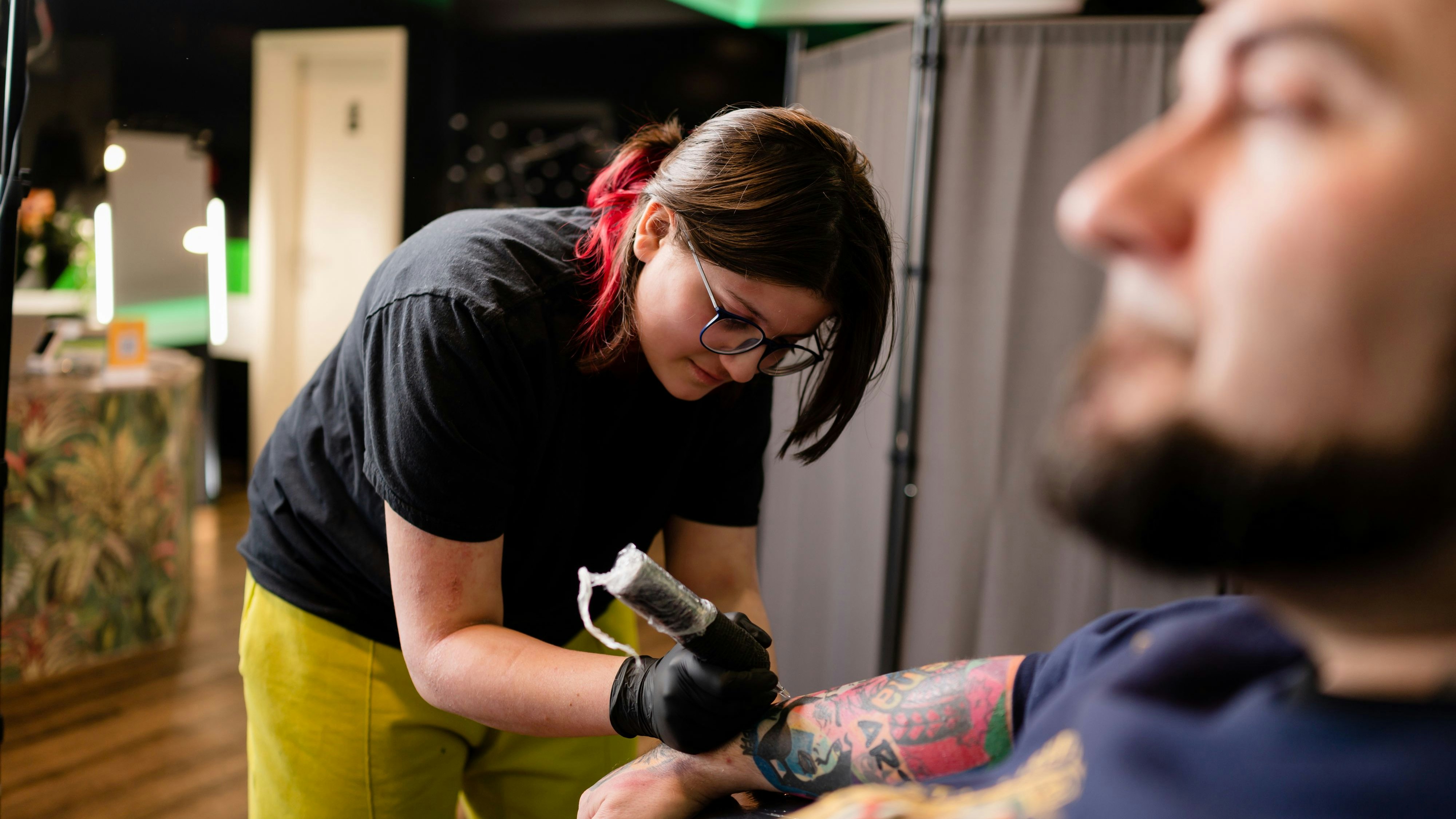 Lenas tätowiert am liebsten ihren Vater Alexander in ihrem Studio "Big Little Artists".