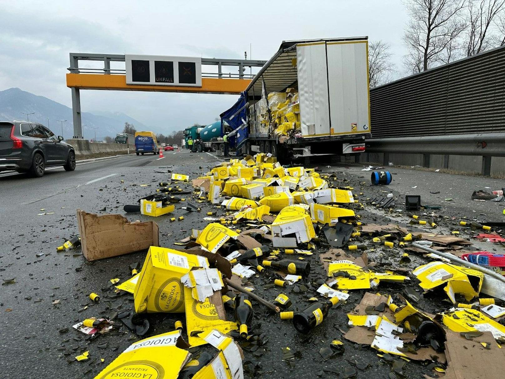 Am Montag (06.03.2023) ereignete sich auf der Inntalautobahn A12 ein skurriler Verkehrsunfall. Zahlreiche Flaschen Schaumwein gingen zu Bruch. 