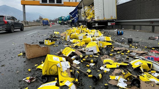 Am Montag (06.03.2023) ereignete sich auf der Inntalautobahn A12 ein skurriler Verkehrsunfall. Zahlreiche Flaschen Schaumwein gingen zu Bruch.