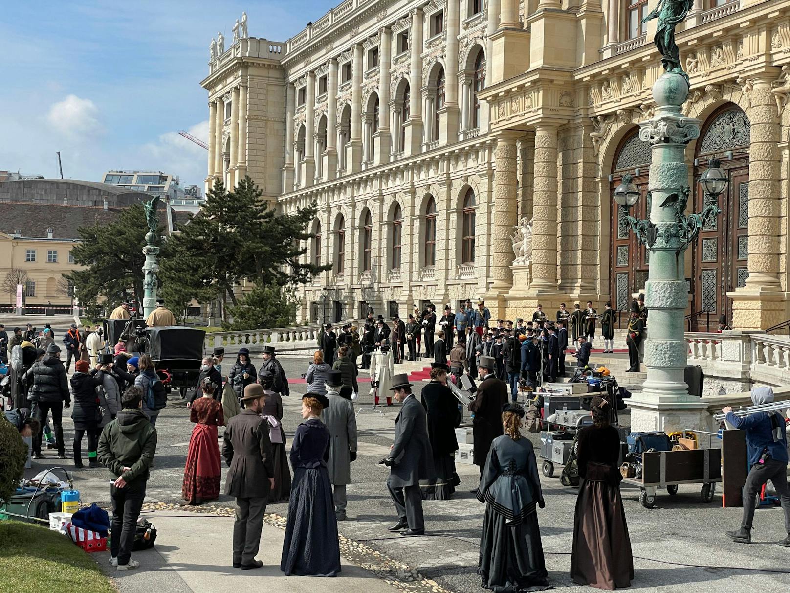 Szenen aus dem Film "Corsage" von Regisseurin Marie Kreutzer auf dem Maria-Theresien-Platz
