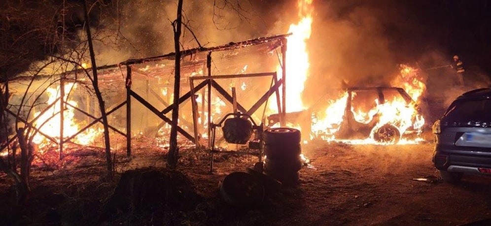 Großbrand St. Peter: Carport stand in Vollbrand