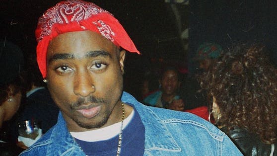 Tupac Shakur im Jahr 1993 mit seinem ikonischen Bandana in rot.