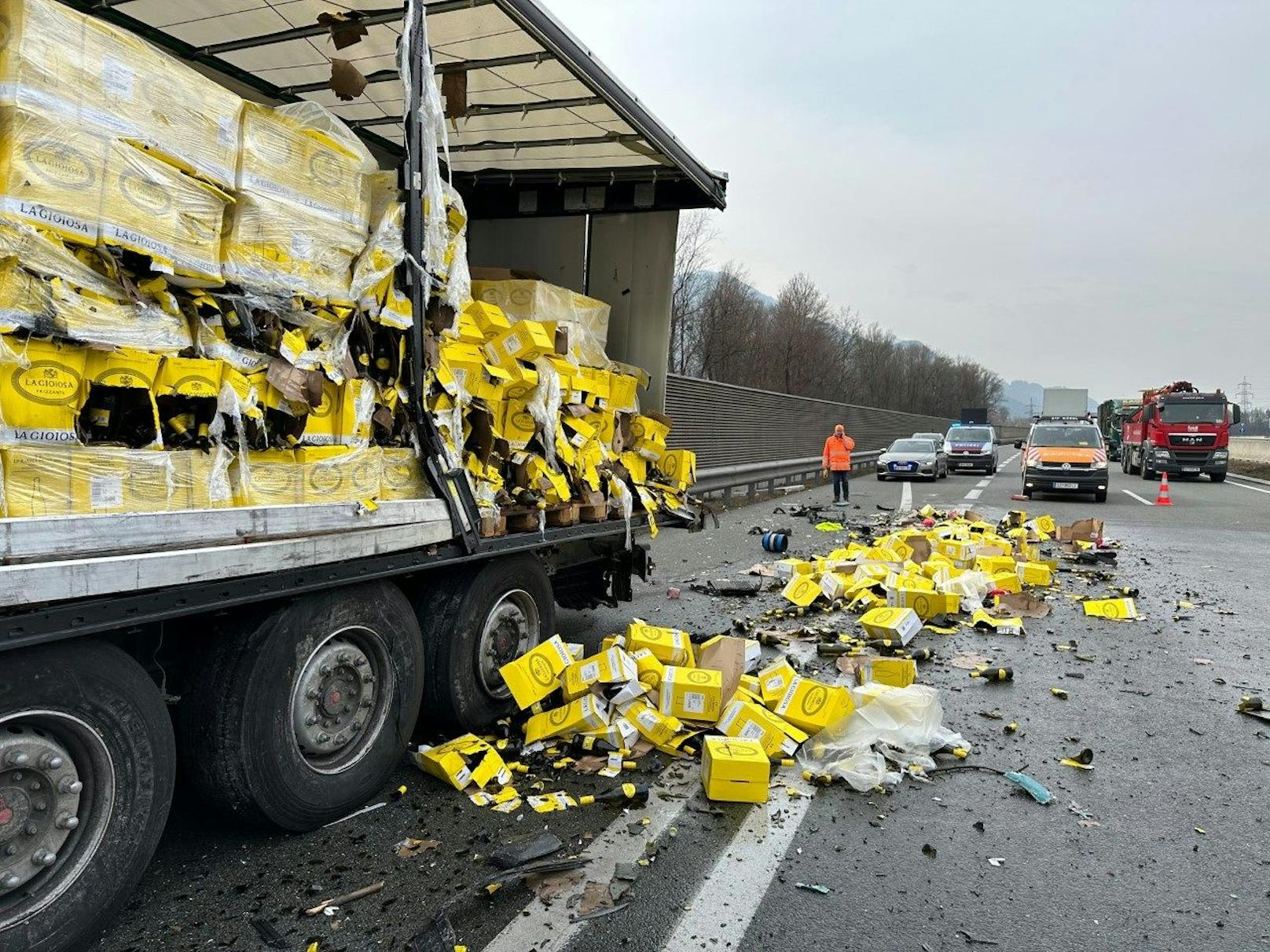 Am Montag (06.03.2023) ereignete sich auf der Inntalautobahn A12 ein skurriler Verkehrsunfall. Zahlreiche Flaschen Schaumwein gingen zu Bruch. 