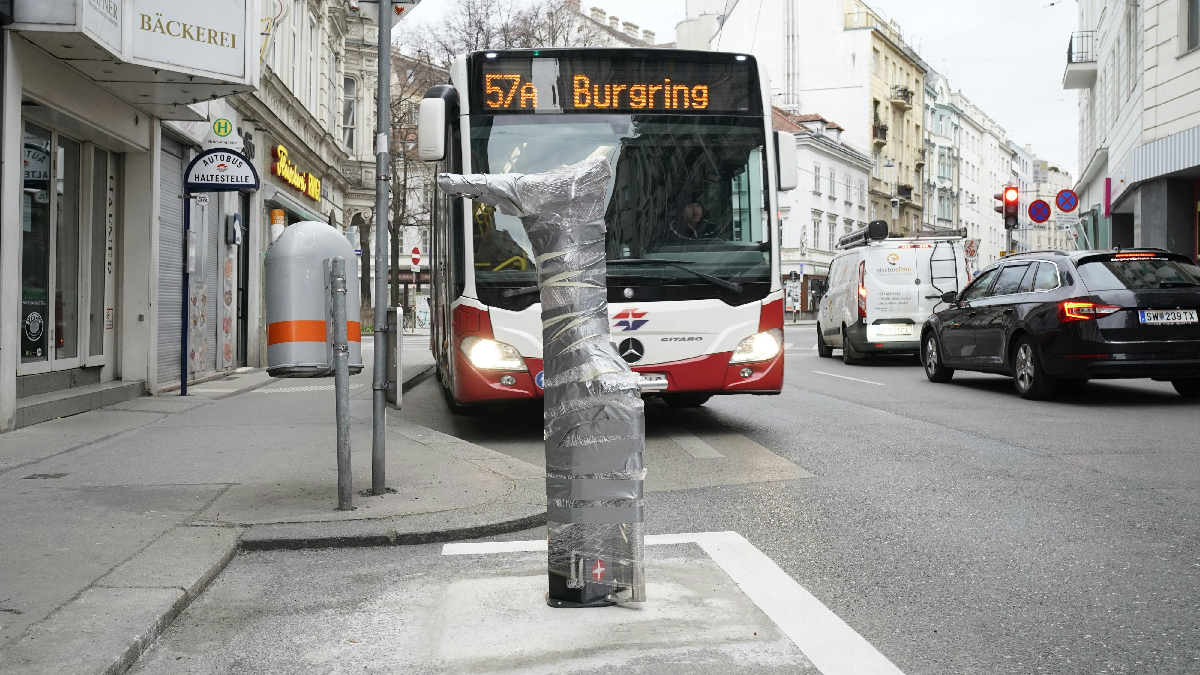 Service-Säule von "WienMobil"-Station wurde in Wien-Mariahilf am falschen Ort montiert.
