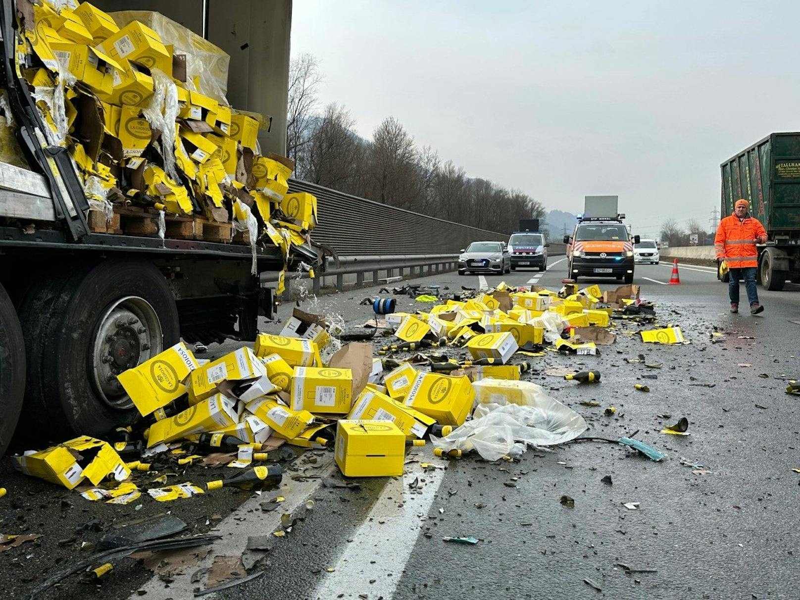 Am Montag (06.03.2023) ereignete sich auf der Inntalautobahn A12 ein skurriler Verkehrsunfall. Zahlreiche Flaschen Schaumwein gingen zu Bruch. 