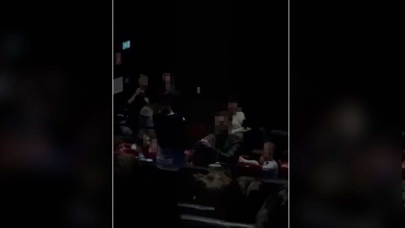 Wiener macht im Kino Antrag – Reaktion begeistert alle