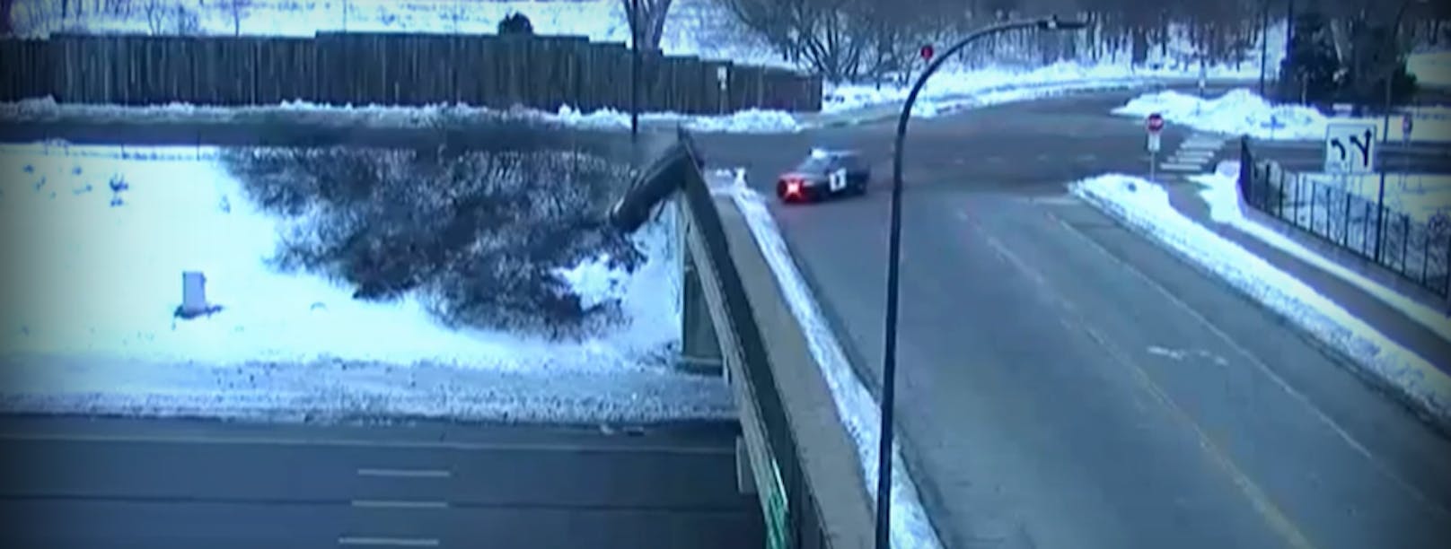 Teenager stürzt nach Verfolgungsjagd mit Auto von Brücke.