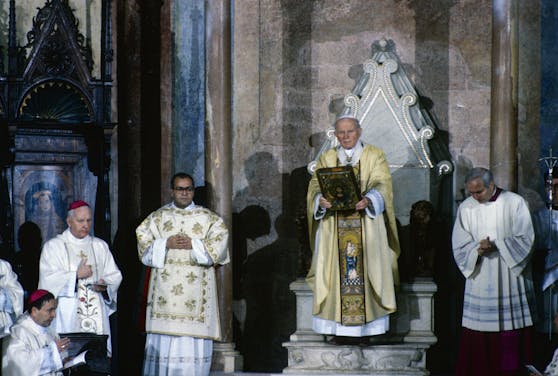 ­­­Der verstorbene Papst Johannes Paul II. soll bereits als Kardinal in Polen von pädophilen Priestern innerhalb der Kirche gewusst haben, wie der Privatsender "TVN" am Sonntag berichtete. 