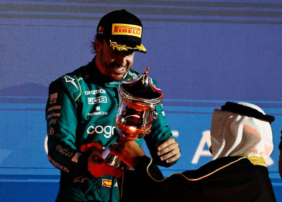Fernando Alonso mit der Trophäe für den überraschenden dritten Platz in Bahrain.