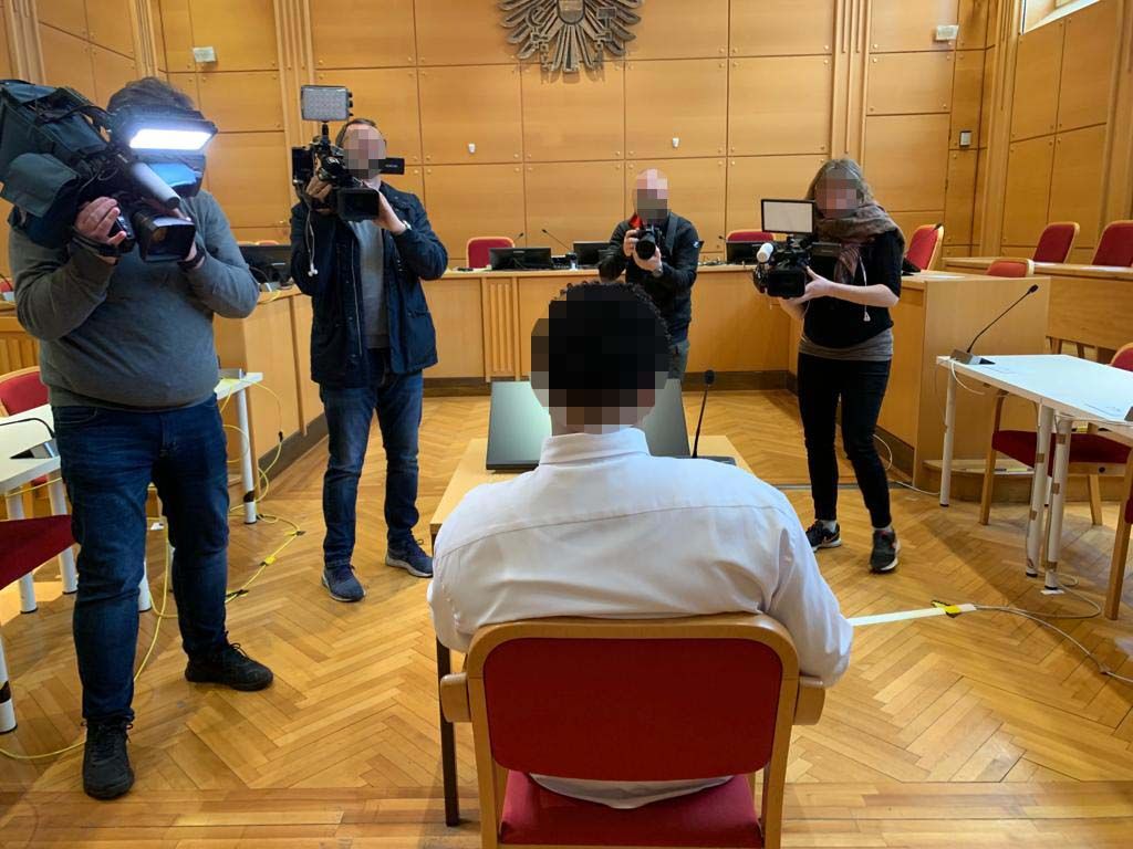 Der Angeklagte am Montag in Linz vor Gericht.