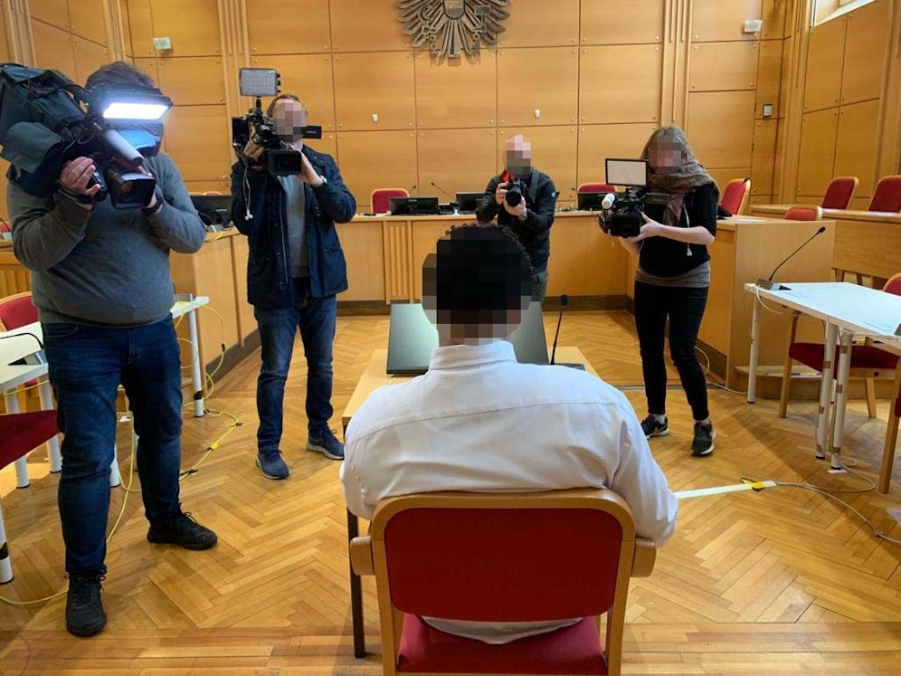 Der Angeklagte am Montag in Linz vor Gericht.