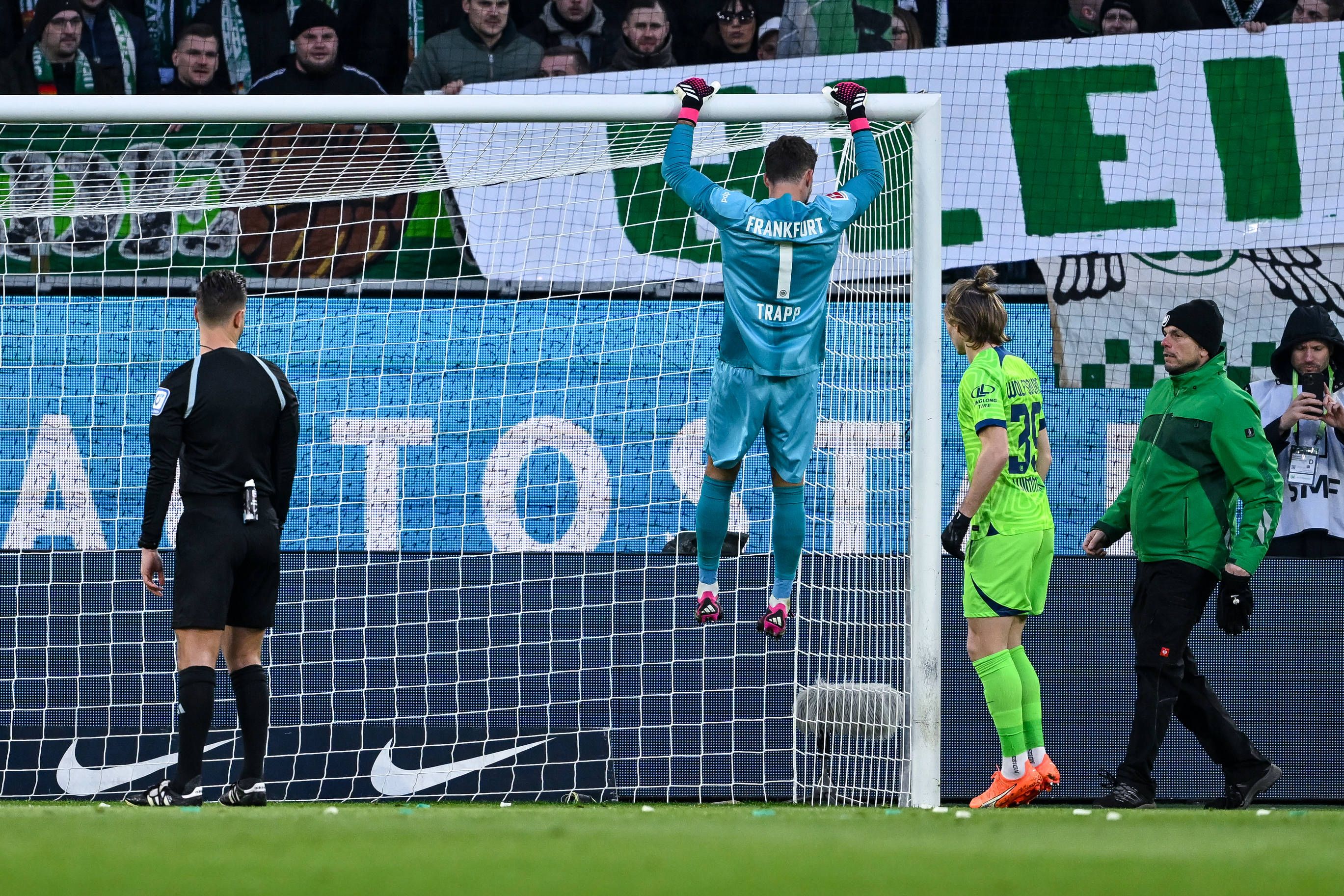 GER, 1.FBL, Bundesliga, VfL Wolfsburg - Eintracht Frankfurt / 05.03.2023, Volkswagen-Arena , Wolfsburg , GER, 1.FBL, Bundesliga, VfL Wolfsburg - Eintracht Frankfurt im Bild / picture shows Torwart Kevin Trapp Eintracht Frankfurt 01 hängt an der Torlatte und rückt es wieder gerade. *** GER, 1 FBL, Bundesliga, VfL Wolfsburg Eintracht Frankfurt 05 03 2023, Volkswagen Arena , Wolfsburg , GER, 1 FBL, Bundesliga, VfL Wolfsburg Eintracht Frankfurt in picture shows goalkeeper Kevin Trapp Eintracht Frankfurt 01 hangs on the crossbar and straightens it out nordphotoxGmbHx/xTeresaxKroeger nordphoto00008