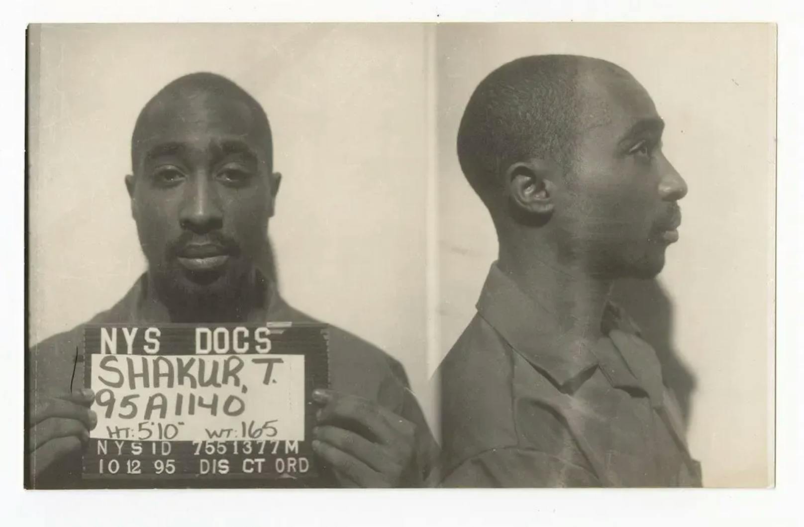 Hierbei handelt es sich um das Original-Fahndungsfoto Tupacs, das während seines Aufenthalts in der Clinton Correctional Facility in New York entstand.