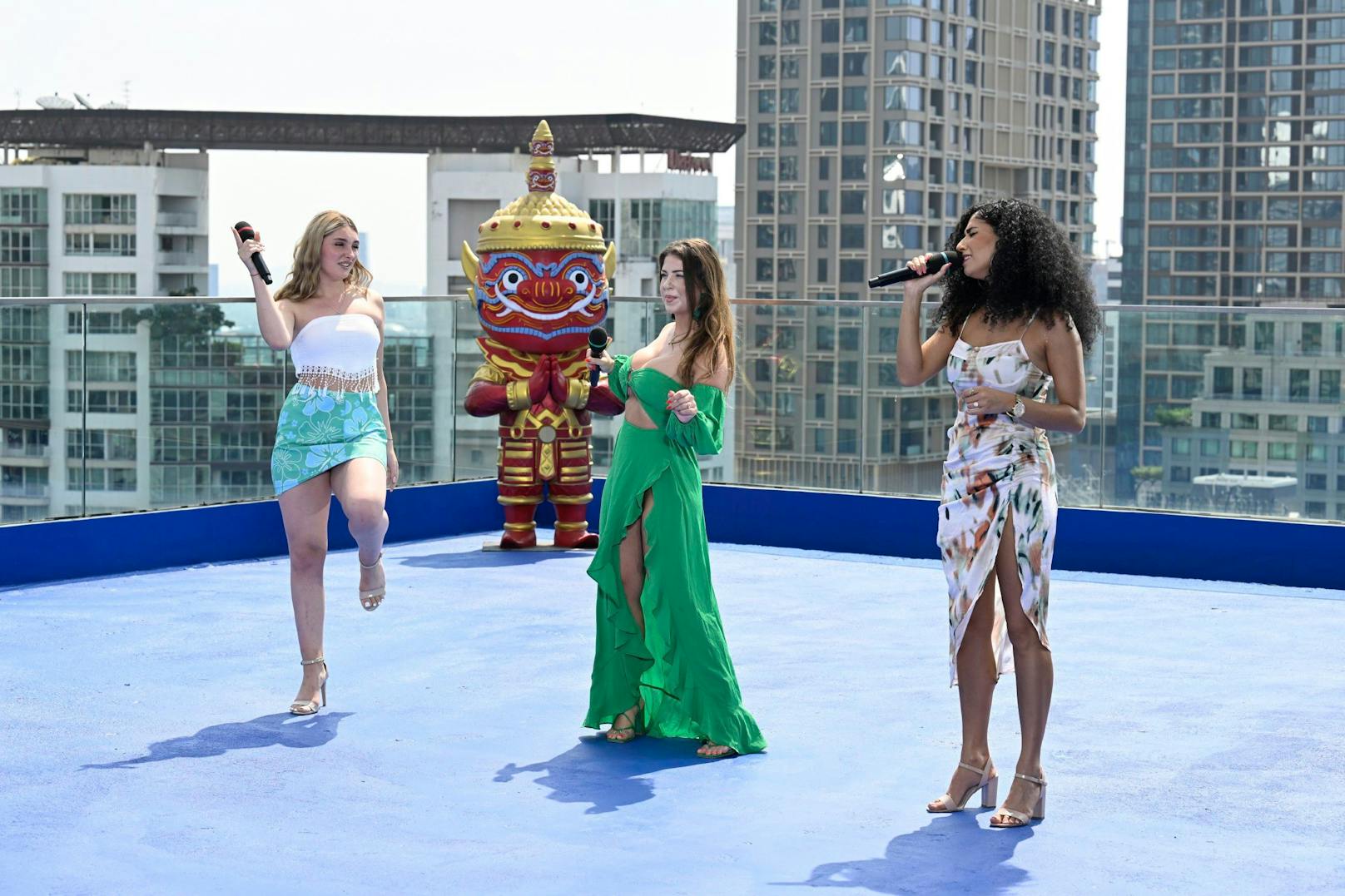 Dilara Sabahat, Natalie Nock und Lawa Baban performen auf dem Rooftop des Sindhorn Midtown Hotels.