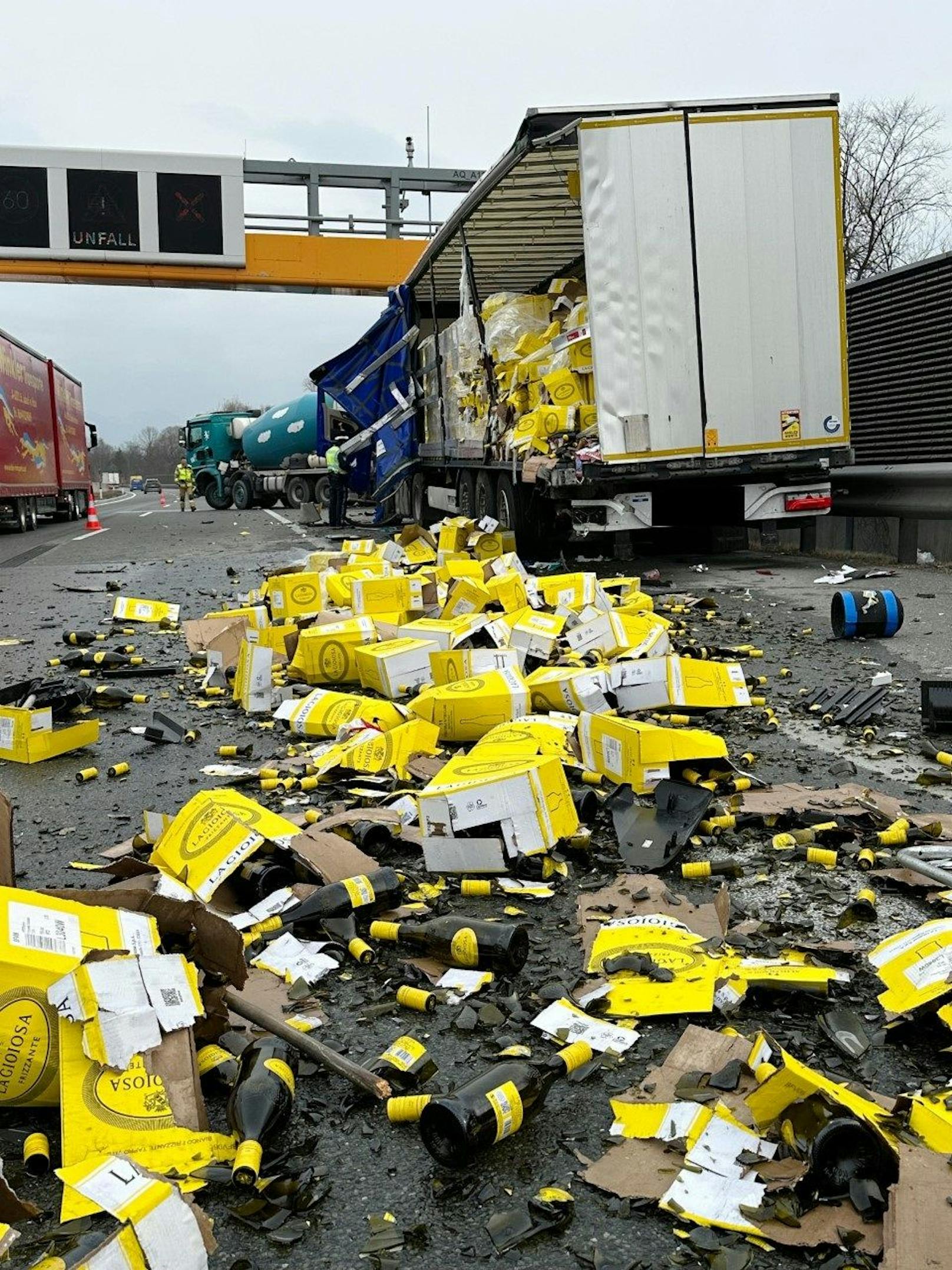 Am Montag (06.03.2023) ereignete sich auf der Inntalautobahn A12 ein skurriler Verkehrsunfall. Zahlreiche Flaschen Schaumwein gingen zu Bruch. 