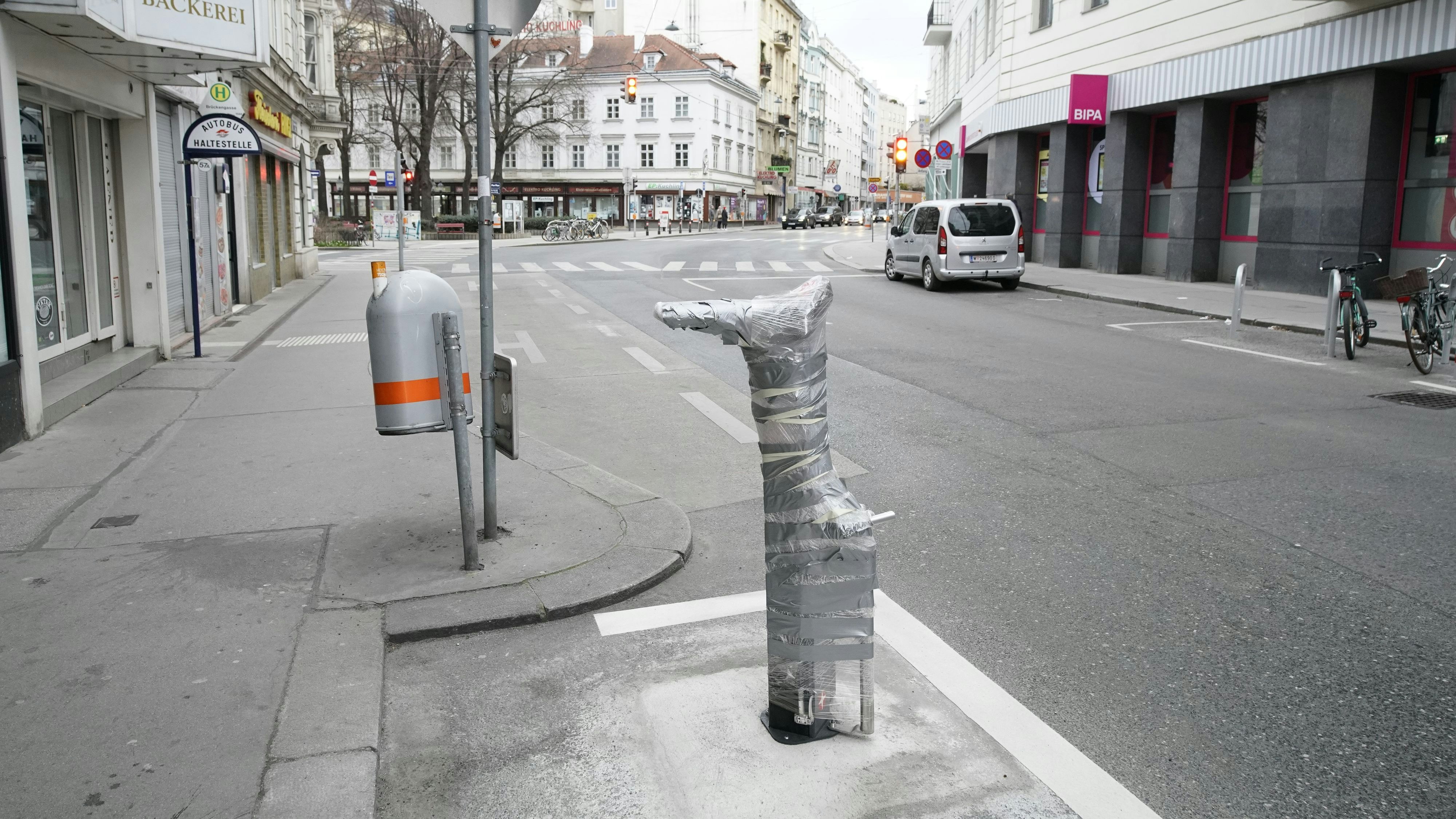Die falsch montierte Service-Säule muss in Wien-Mariahilf nun umziehen.