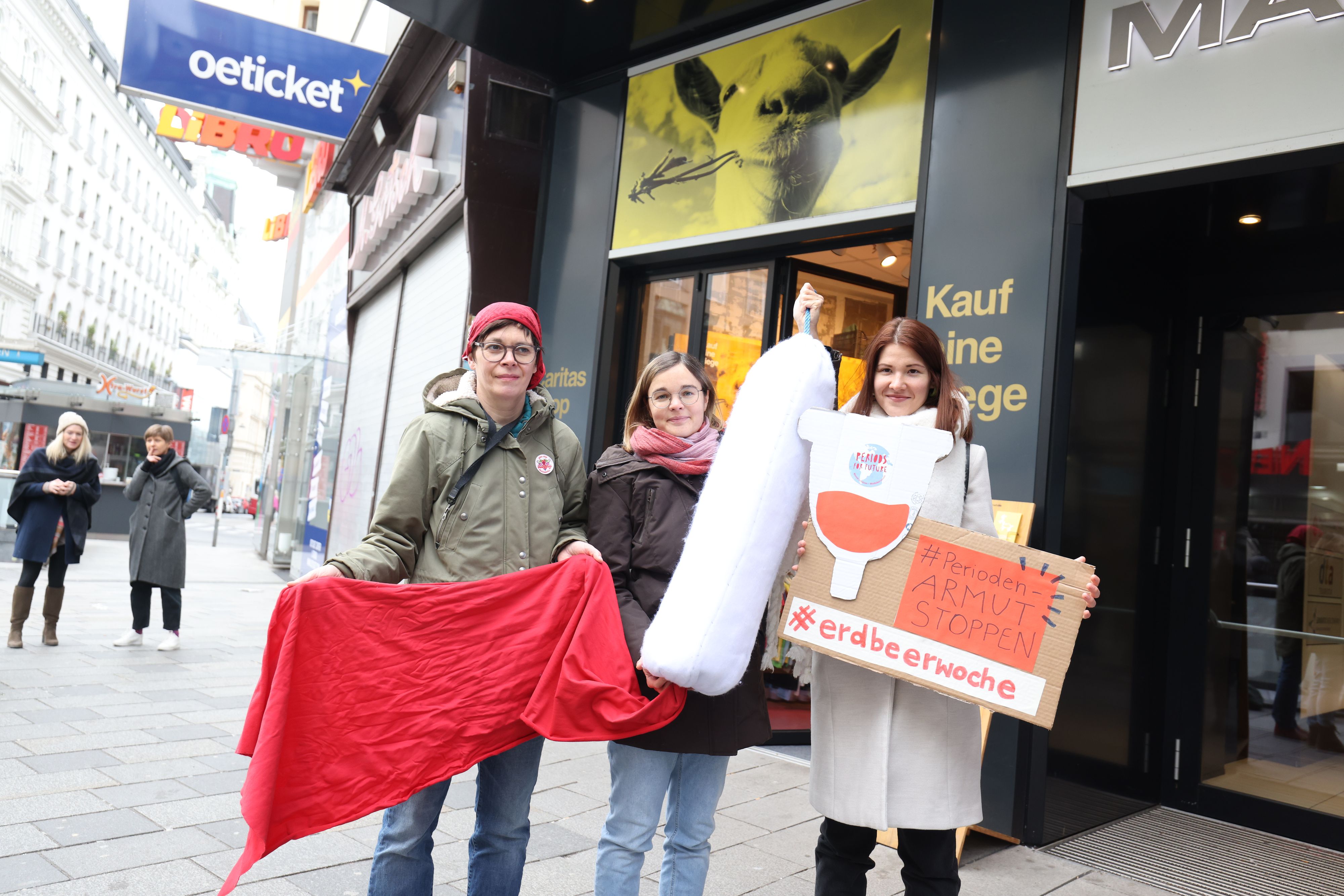 Bettina Riha-Fink (Leitung Kommunikation, Caritas der Erzdiözese Wien), Bettina Steinbrugger (Gründerin der erdbeerwoche) und Rika Mader (Mitarbeiterin bei erdbeerwoche) unterstützen die Aktion (v.l.)