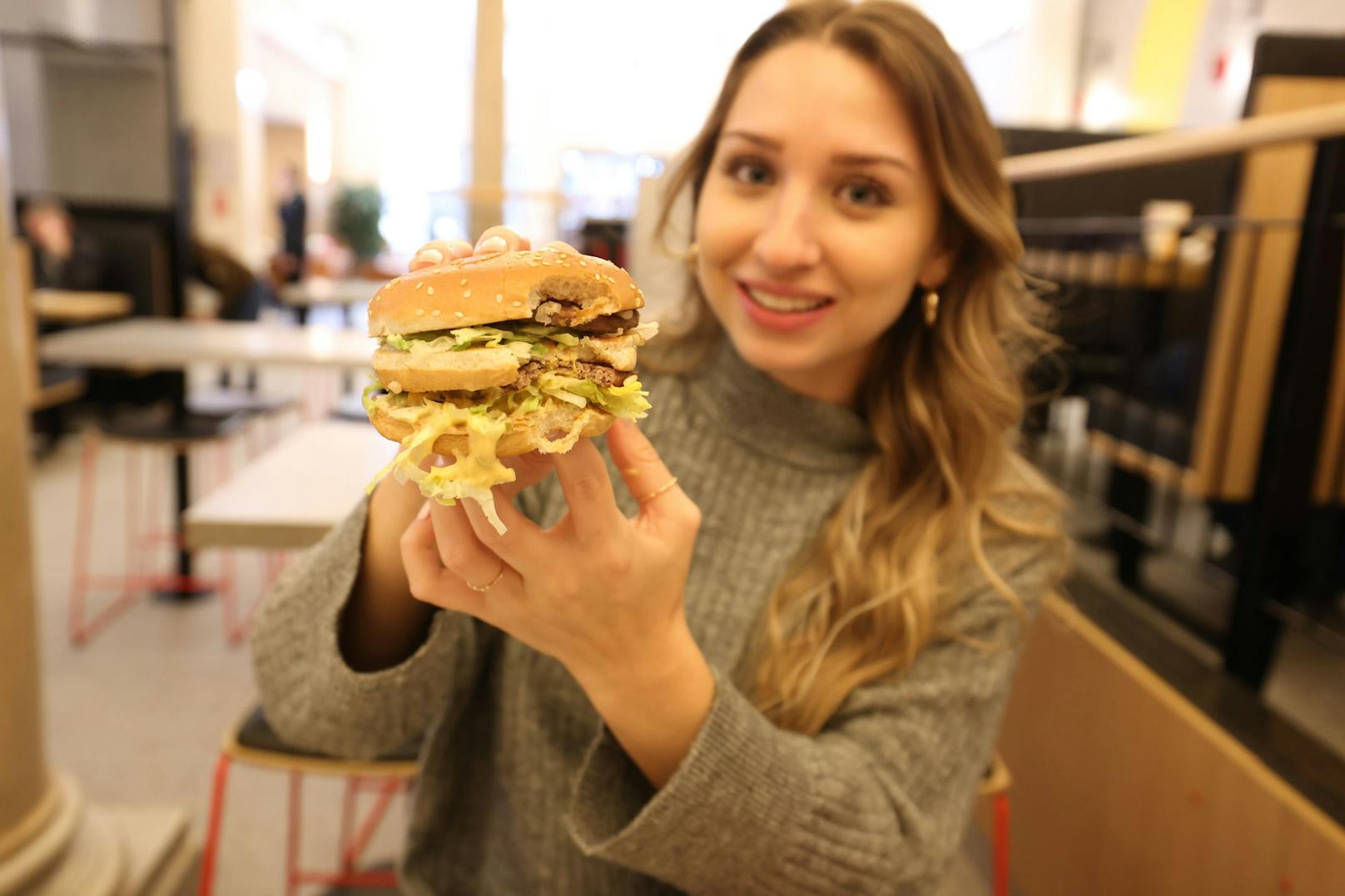 Julia (22) testet für "Heute" den neuen Big Mac!