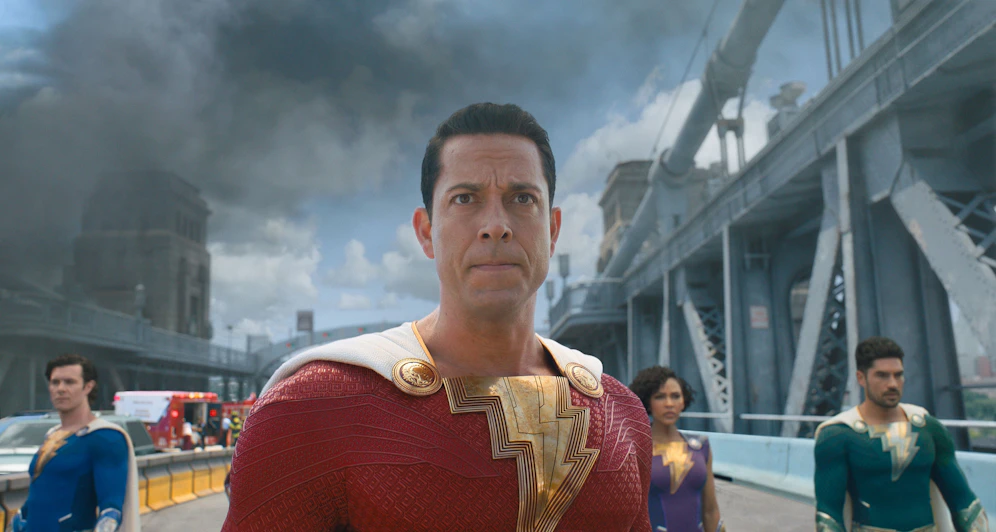Der Superheld Shazam (Zachary Levi) und seine MitstreiterInnen stellt sich auch in der Fortsetzung seinen Gegenspielern entgegen.