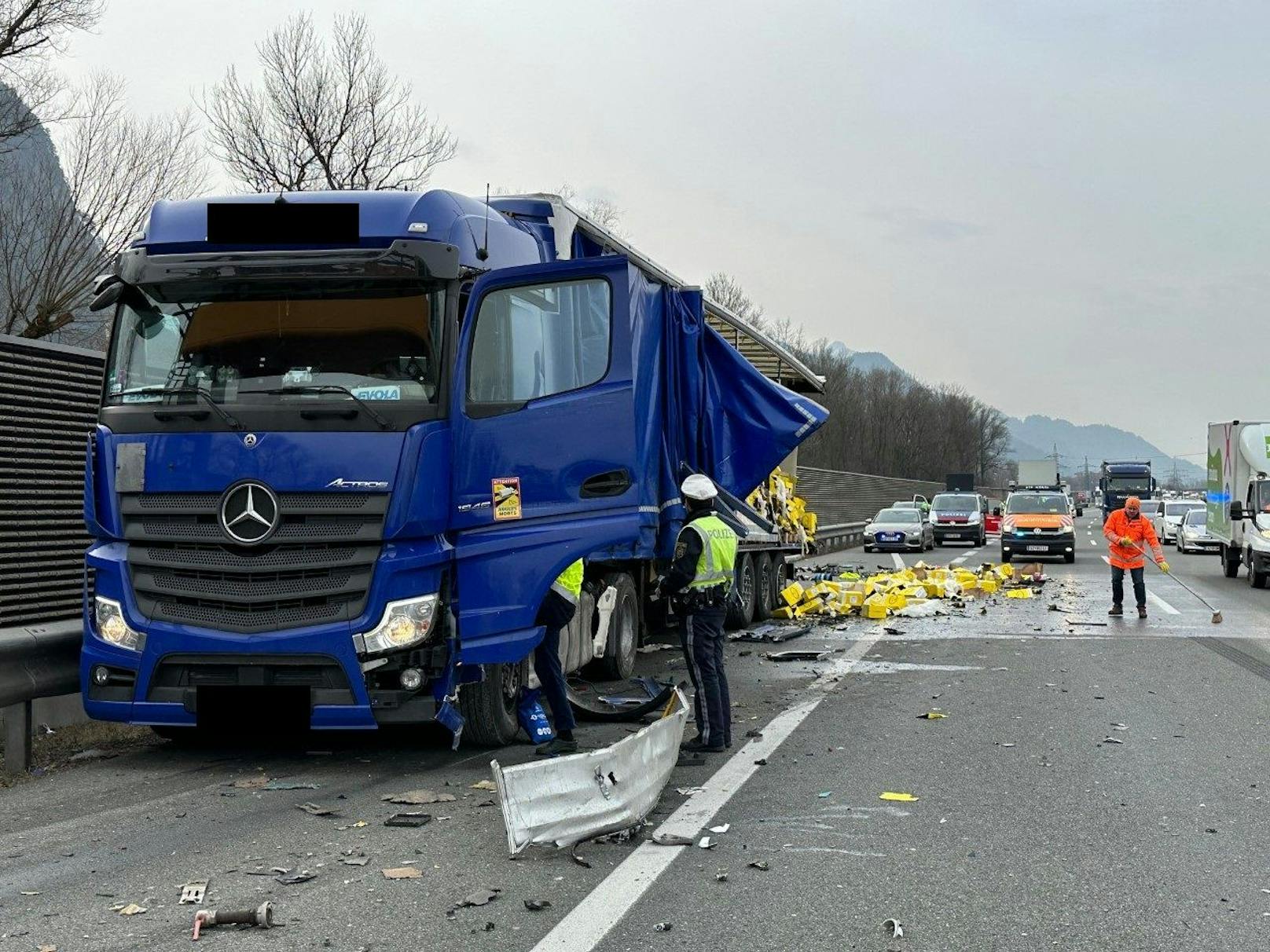 Am Montag (06.03.2023) ereignete sich auf der Inntalautobahn A12 ein skurriler Verkehrsunfall. Zahlreiche Flaschen Schaumwein gingen zu Bruch. 