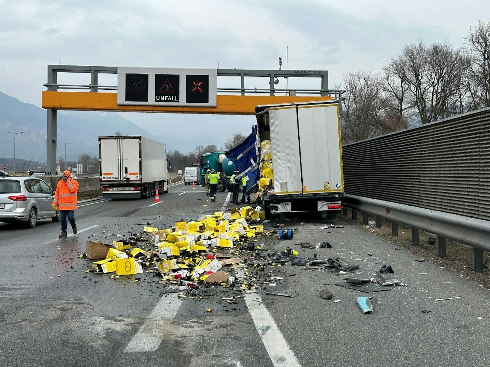 Am Montag (06.03.2023) ereignete sich auf der Inntalautobahn A12 ein skurriler Verkehrsunfall. Zahlreiche Flaschen Schaumwein gingen zu Bruch. 