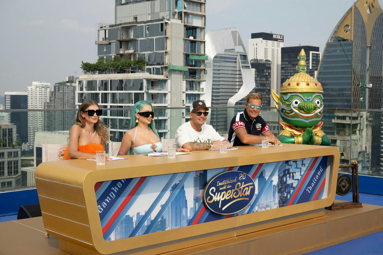 Leony, Katja Krasavice, Pietro Lombardi und Dieter Bohlen bewerten die Auftritte über den Dächern Bangkoks.