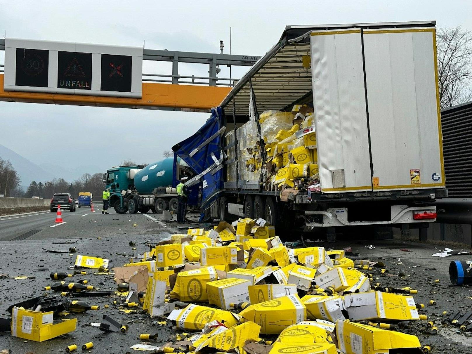 Am Montag (06.03.2023) ereignete sich auf der Inntalautobahn A12 ein skurriler Verkehrsunfall. Zahlreiche Flaschen Schaumwein gingen zu Bruch. 