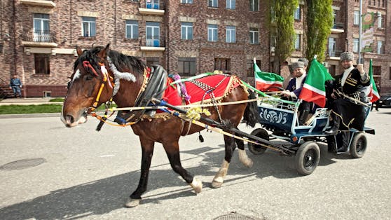 Kadyrow, damals im Jahr 2010, mit dem Pferd unterwegs.