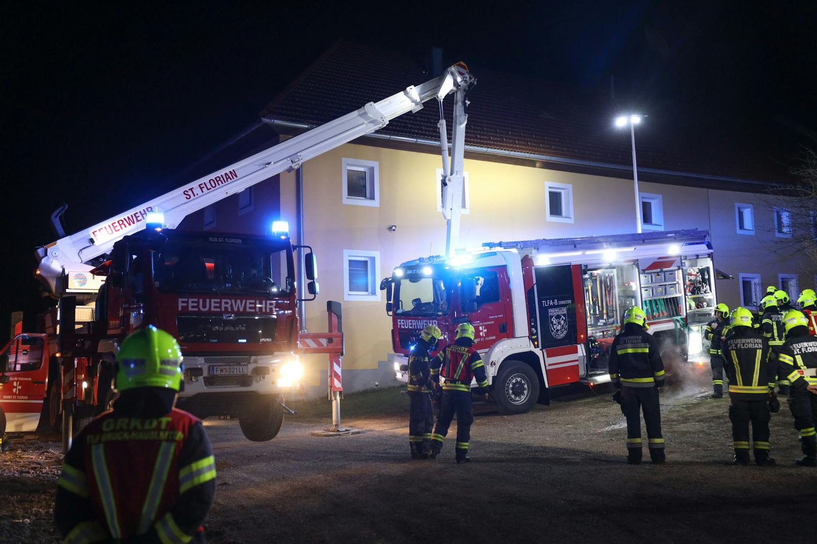 Drei Feuerwehren standen am späten Montagabend bei einem ausgedehntem Kaminbrand in einem Wohngebäude in St. Florian (Bezirk Linz-Land) im Einsatz.