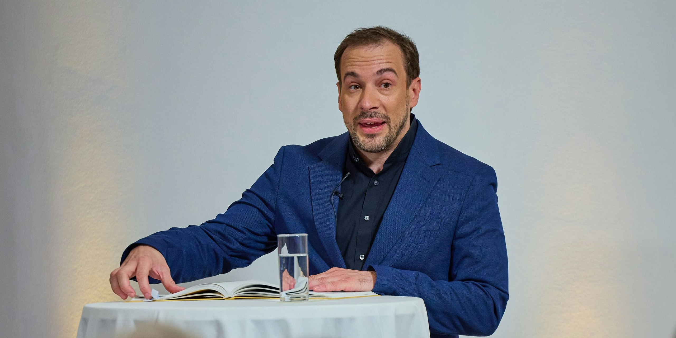 Teichtmeister wird der Besitz von umfangreichem Material mit bildlichen Darstellungen von Kindesmissbrauch (Paragraf 207a StGB) vorgeworfen.