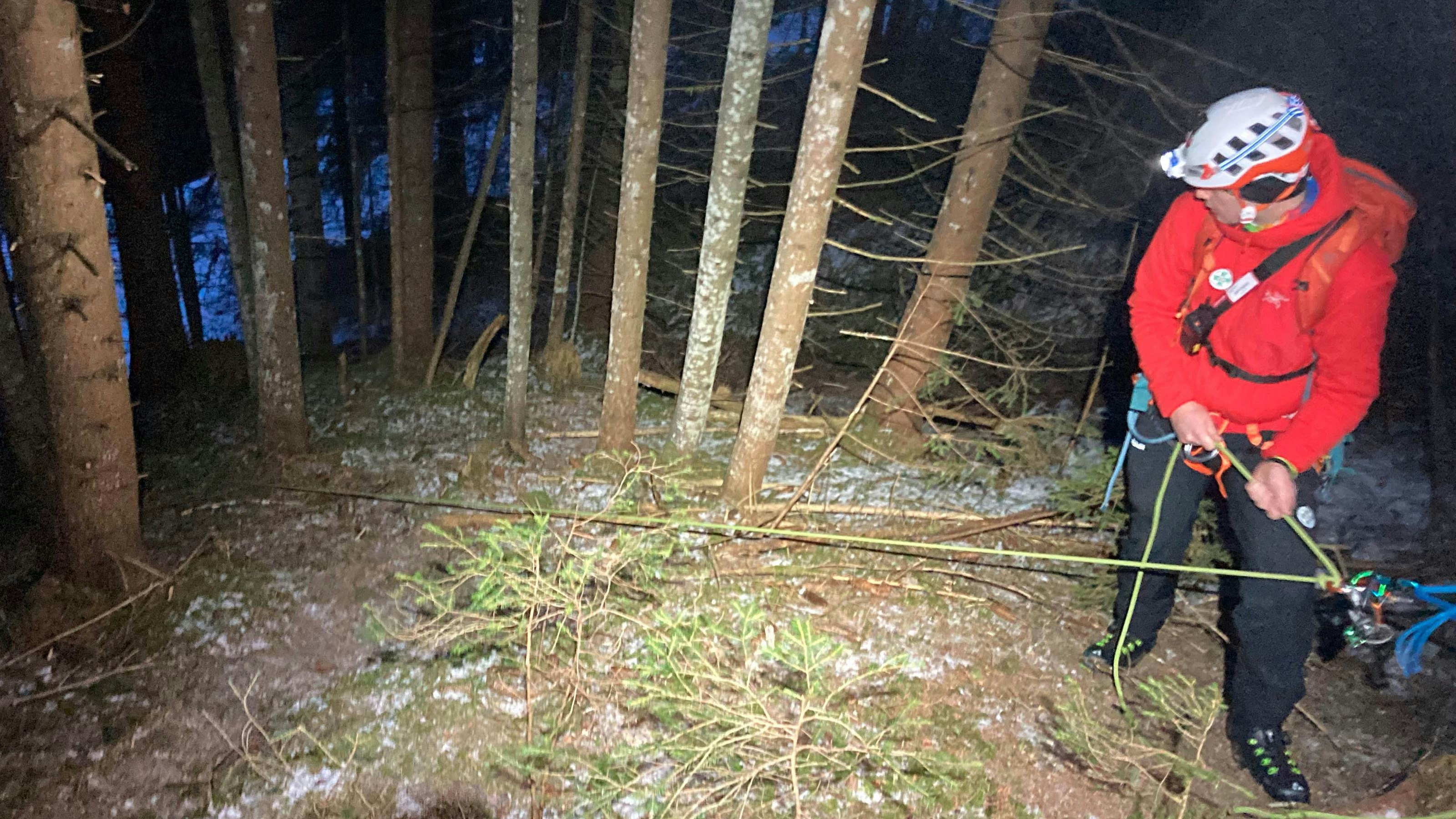 Erst in den Morgenstunden wurde der schwerverletzte Rodler gefunden und geborgen.