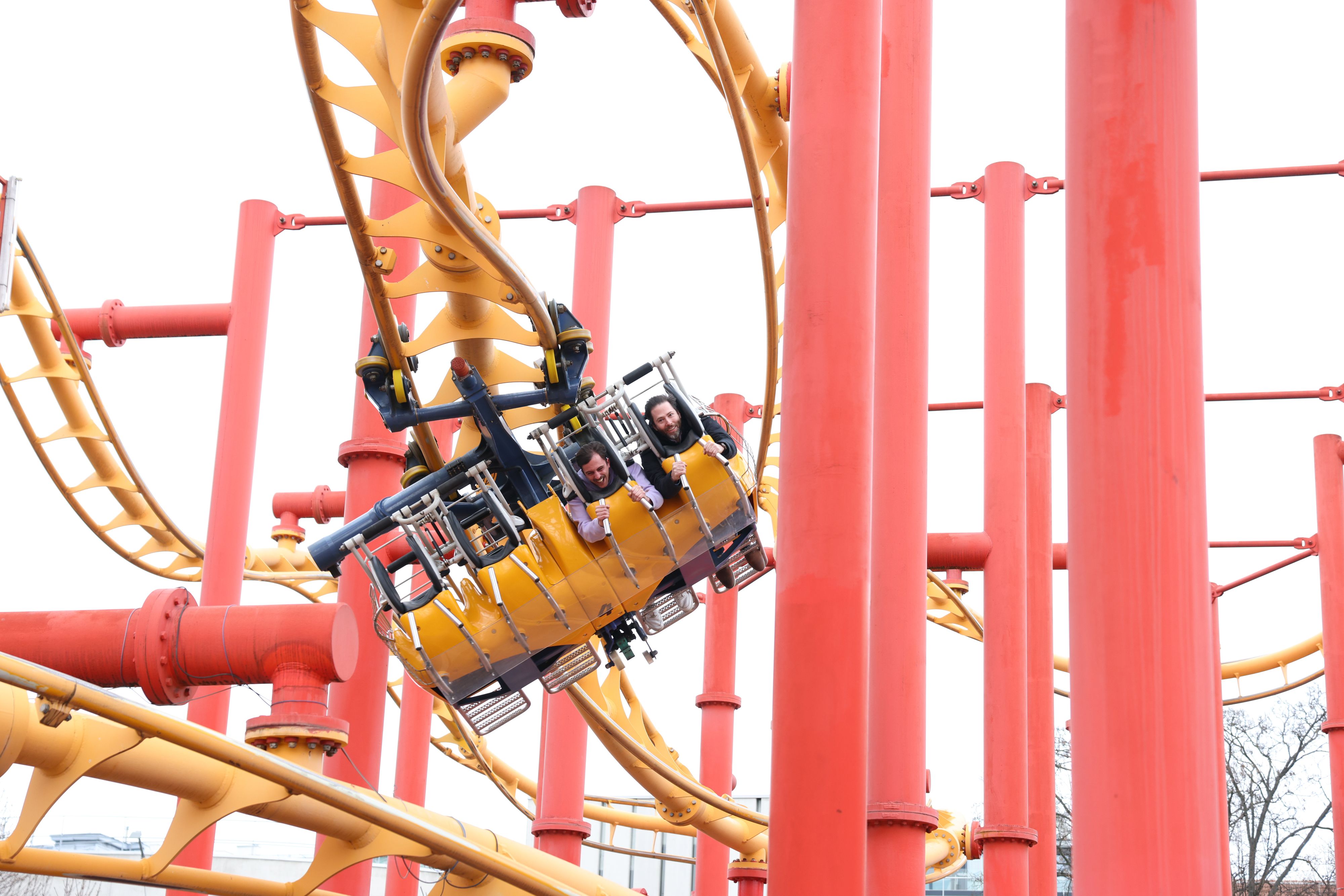 Aufgrund des Stromausfalls blieben die Besucher in den Fahrgeschäften stecken (Symbolbild).