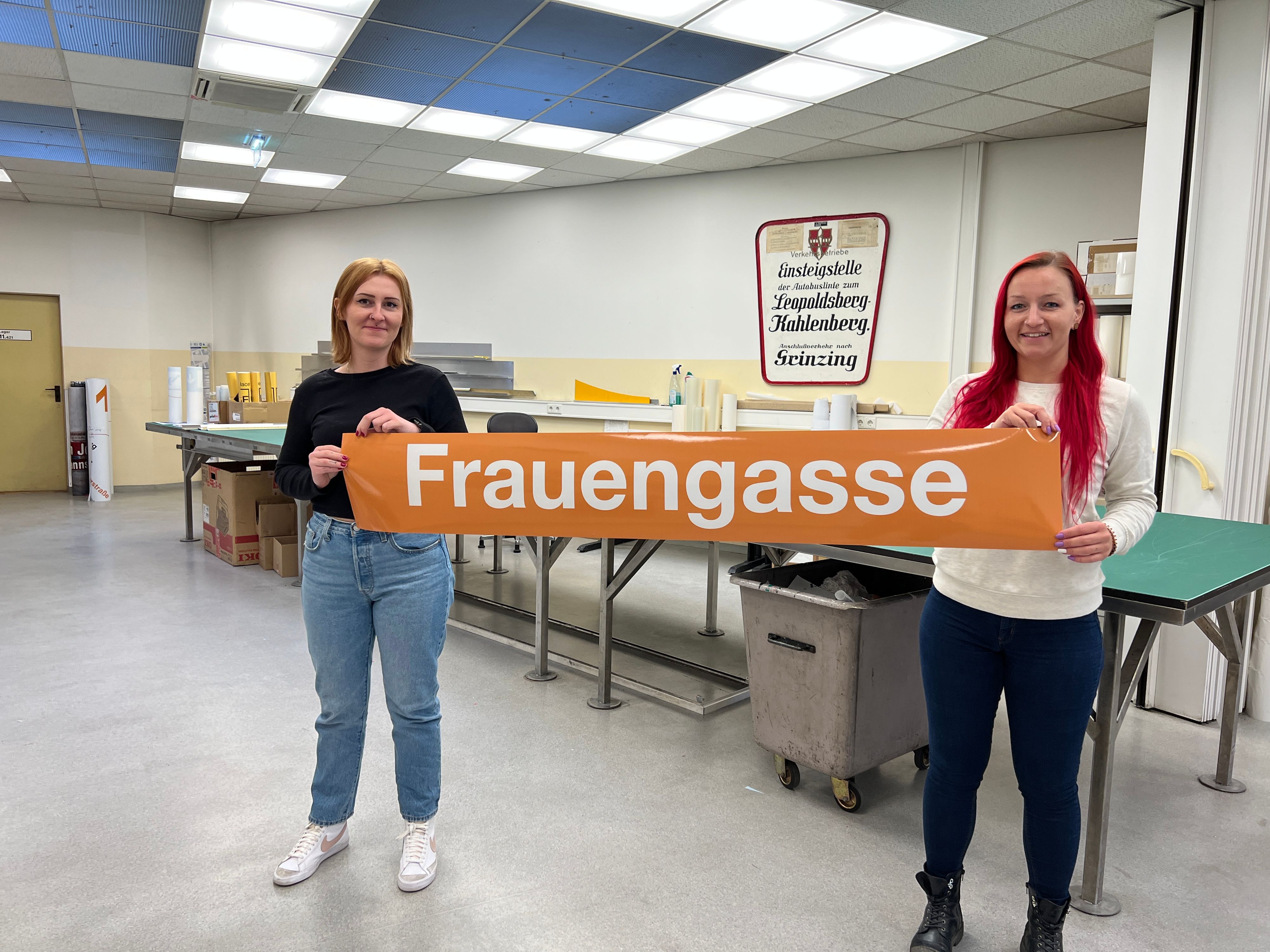 Alles bereit für die Umgestaltung: Wiener Linien-Mitarbeiterinnen Julia und Tatjana bereiten alles vor, damit die 