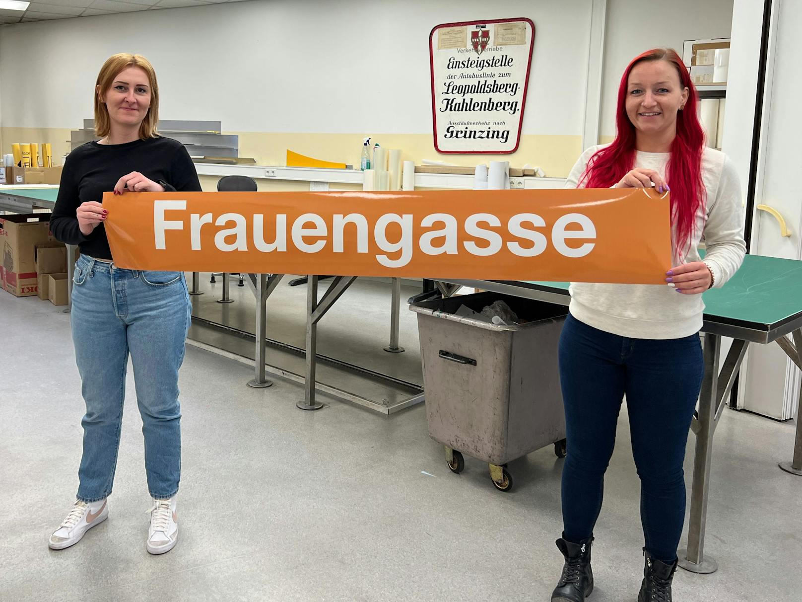 Alles bereit für die Umgestaltung: Wiener Linien-Mitarbeiterinnen Julia und Tatjana bereiten alles vor, damit die "Herrengasse" zur "Frauengasse" wird.