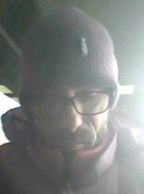 Dieser Mann soll mehrere Geldbörsen aus Einkaufswagen gestohlen haben. 