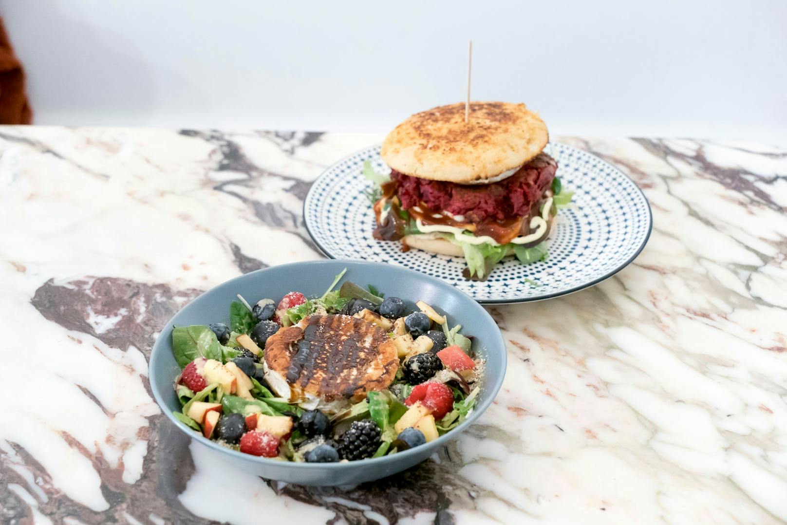 Der Rote Rüben Burger und der gegrillte Käse an Salat