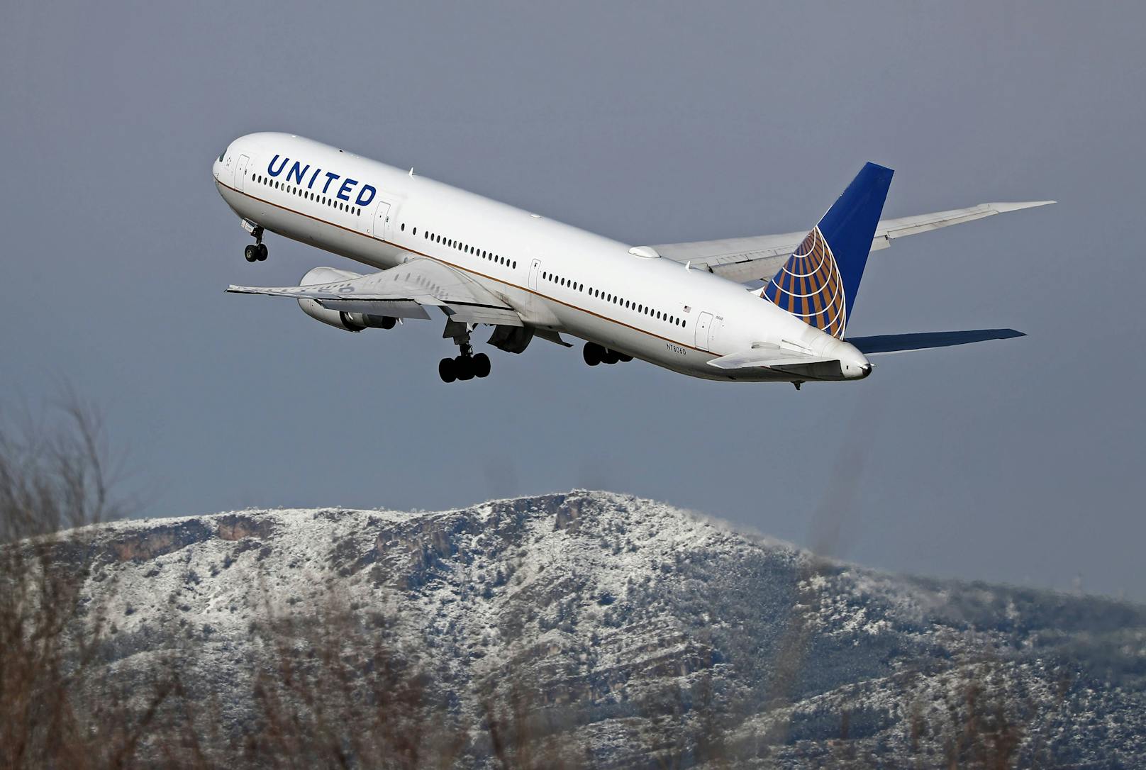 Vorfall auf einem Flug von United Airlines: Ein 33-jähriger Mann wird von Passagieren und Besatzungsmitgliedern überwältigt. (Archivbild)